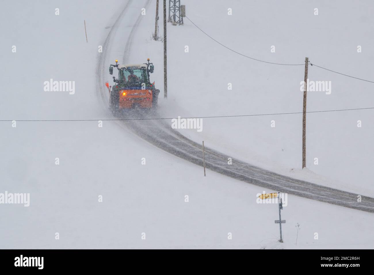 Miesbach, Allemagne. 21st janvier 2023. Un véhicule déneigement roule sur une petite route de correspondance à la campagne. Credit: Peter Kneffel/dpa/Alay Live News Banque D'Images