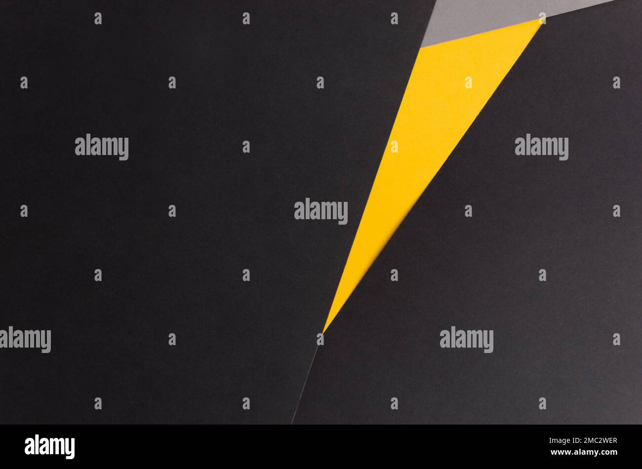 Arrière-plan noir avec triangle jaune et gris Banque D'Images