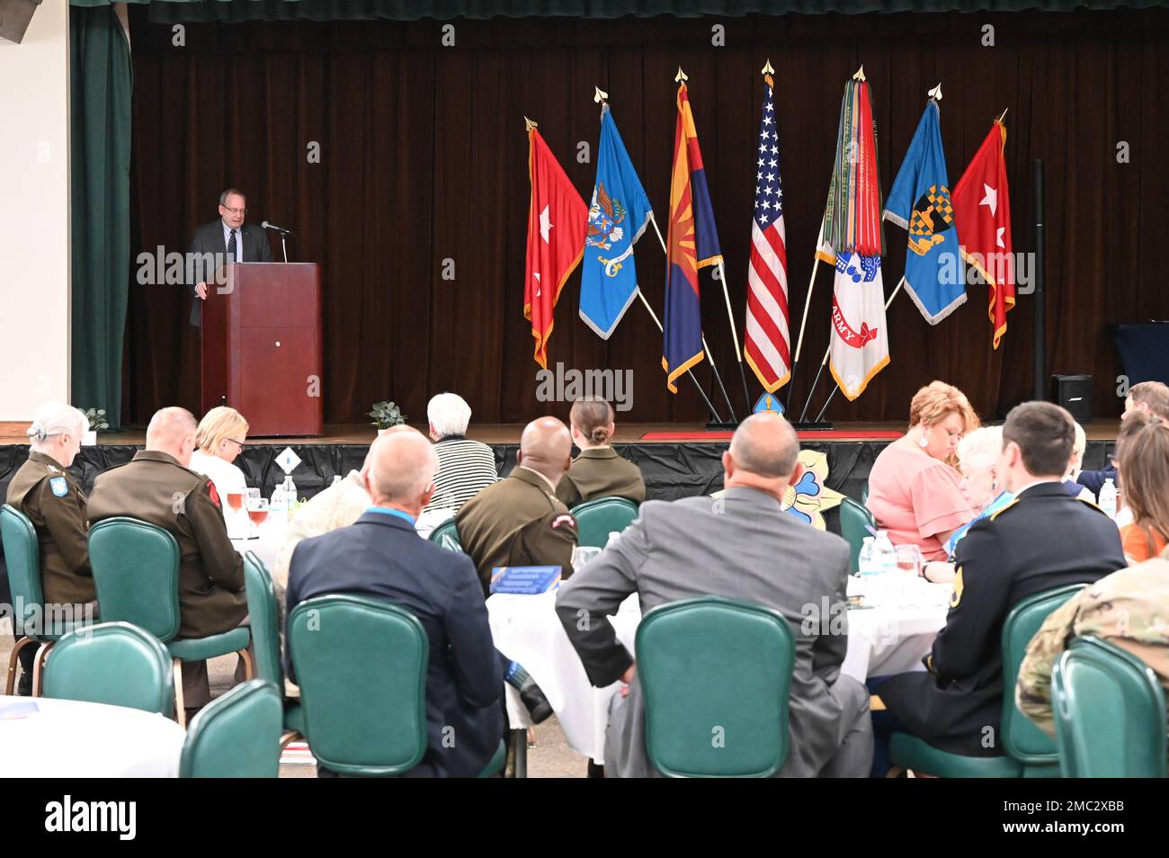 Le lieutenant-général à la retraite John F. Kimmons a été le conférencier invité lors du déjeuner et de la cérémonie de remise des prix au Centre communautaire de Murr après la cérémonie d'initiation au Temple de la renommée du renseignement militaire 24 juin. Banque D'Images