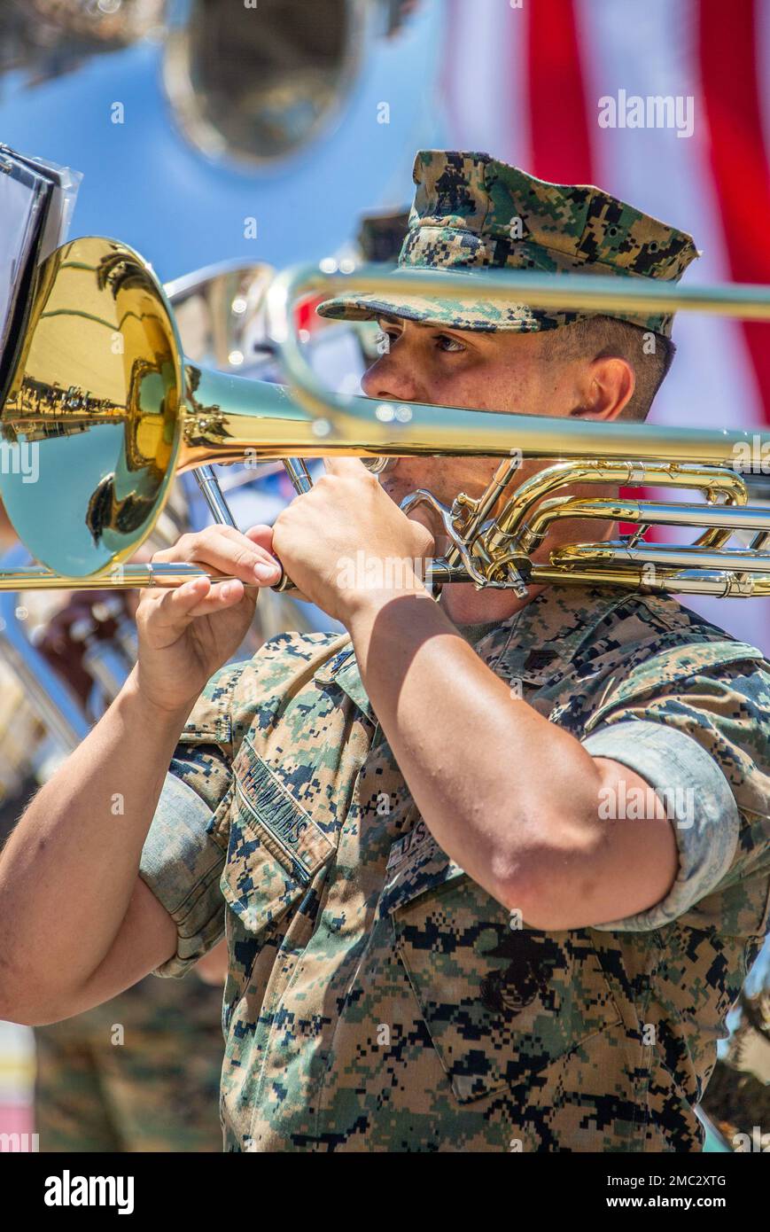 ÉTATS-UNIS Le caporal Sean Hawkins du corps maritime, joueur de trombone avec la bande de la division marine de 1st, se produit lors d'une cérémonie de changement de commandement à l'École d'infanterie - Ouest, camp de base du corps marin Pendleton, Californie, 24 juin 2022. Au cours de la cérémonie, le colonel Coby Moran a abandonné le commandement de soi-Ouest au colonel Seth MacCutcheon. Banque D'Images