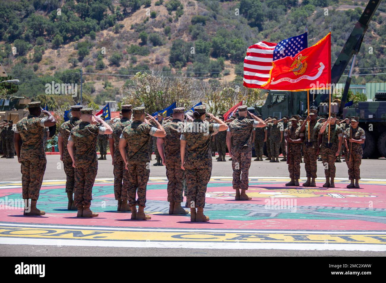 ÉTATS-UNIS Marines avec l'École d'infanterie - Ouest, saluez les couleurs lors d'une cérémonie de changement de commandement à soi-Ouest sur le camp de base du corps de Marine Pendleton, Californie, 24 juin 2022. Au cours de la cérémonie, le colonel Coby Moran a abandonné le commandement de soi-Ouest au colonel Seth MacCutcheon. Banque D'Images