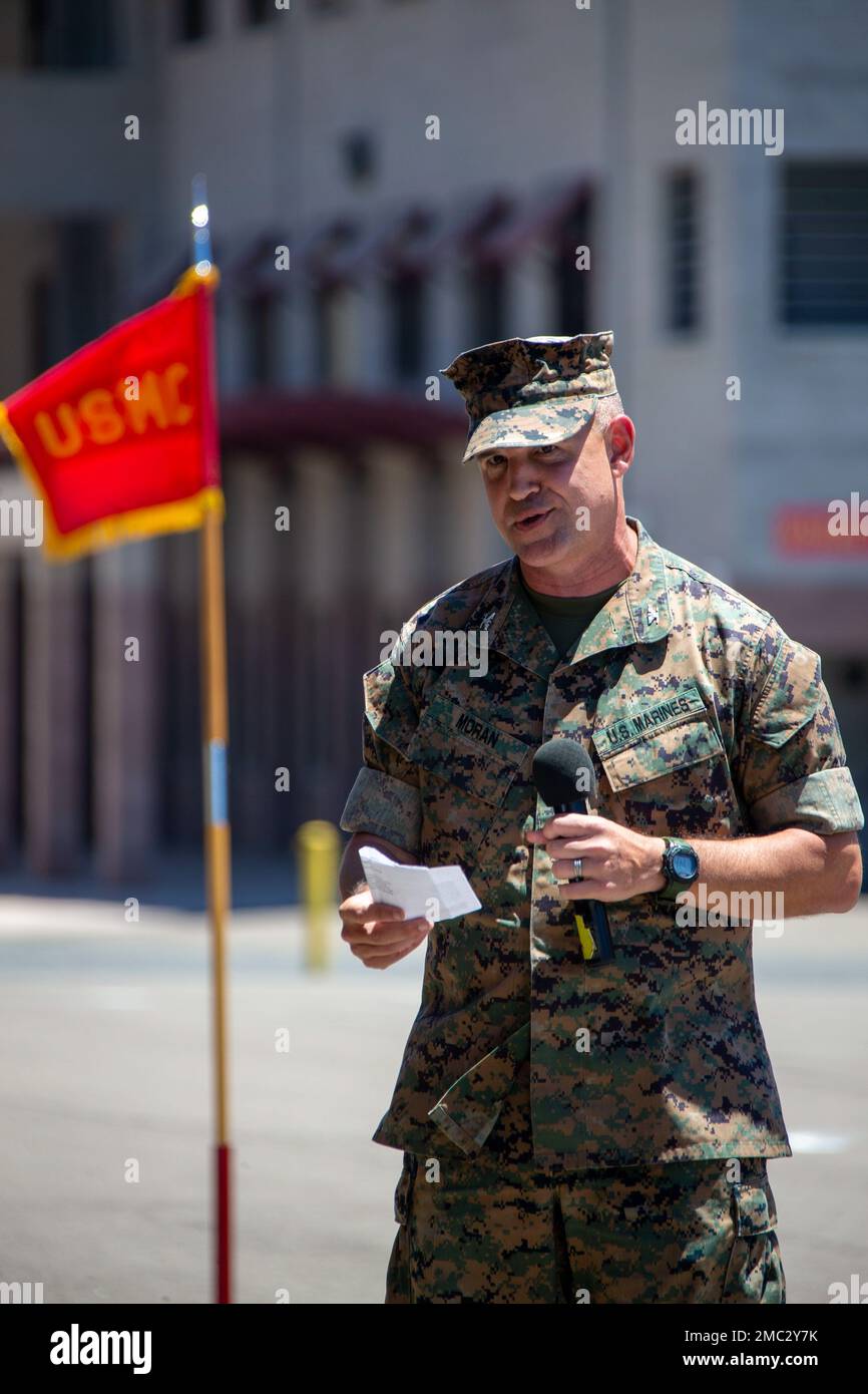 ÉTATS-UNIS Coby Moran, commandant sortant de l'École d'infanterie de l'Ouest, prononce un discours lors d'une cérémonie de changement de commandement à soi-Ouest sur le camp de base des Marines Pendleton, Californie, 24 juin 2022. Au cours de la cérémonie, Moran a abandonné le commandement de soi-Ouest au colonel Seth MacCutcheon. Moran est originaire de Seattle. Banque D'Images