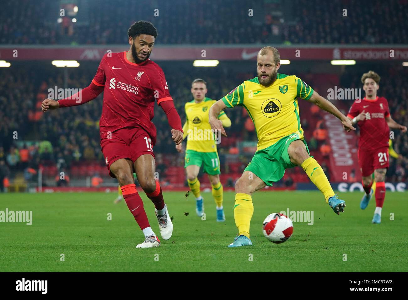 Liverpool's Joe Gomez, left, challenges for the ball with Norwich City's Teemu Pukki during the English FA Cup soccer match between Liverpool and Norwich City at Anfield stadium in Liverpool, England, Wednesday, March 2, 2022. (AP Photo/Jon Super) Banque D'Images