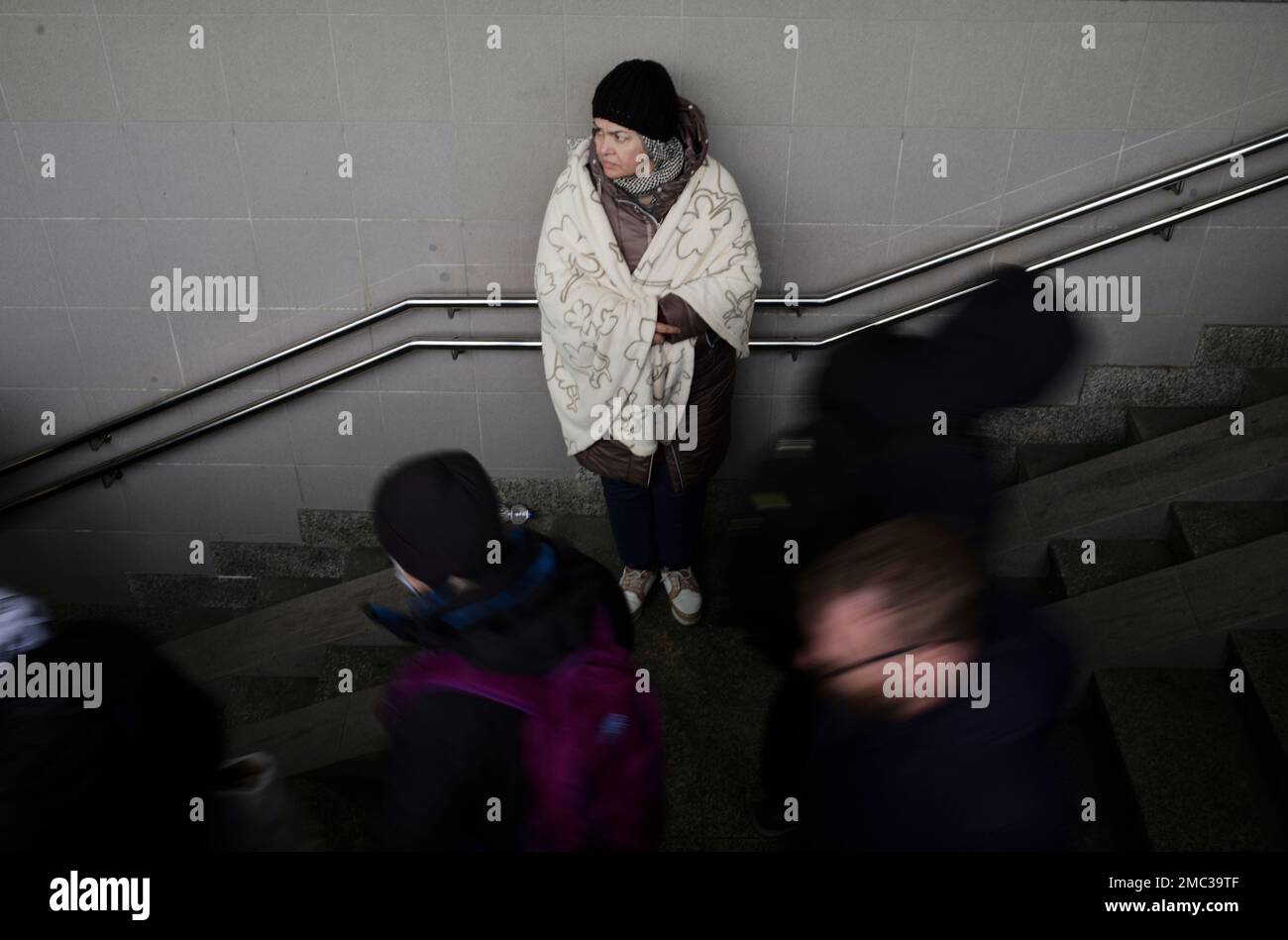 A woman from Ukraine covered with a blanket, stands at a train station in Przemysl, southeastern Poland, Wednesday, March 2, 2022. Seven days into the war, roughly 874,000 people have fled Ukraine and the U.N. refugee agency warned the number could cross the 1 million mark soon. (AP Photo/Markus Schreiber) Banque D'Images