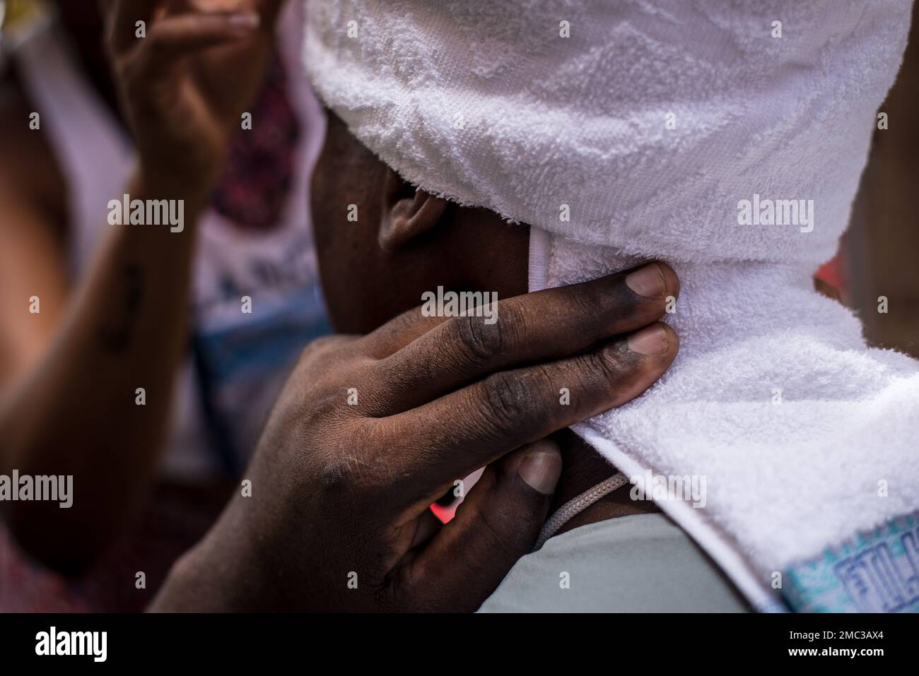 Salvador, Bahia, Brésil - 11 février 2018: Détails et accessoires des vêtements du groupe traditionnel de carnaval Filhos de Gandy qui défilent dans la str Banque D'Images