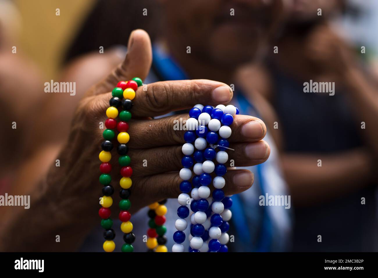 Salvador, Bahia, Brésil - 11 février 2018: Détails et accessoires des vêtements du groupe traditionnel de carnaval Filhos de Gandy qui défilent dans la str Banque D'Images
