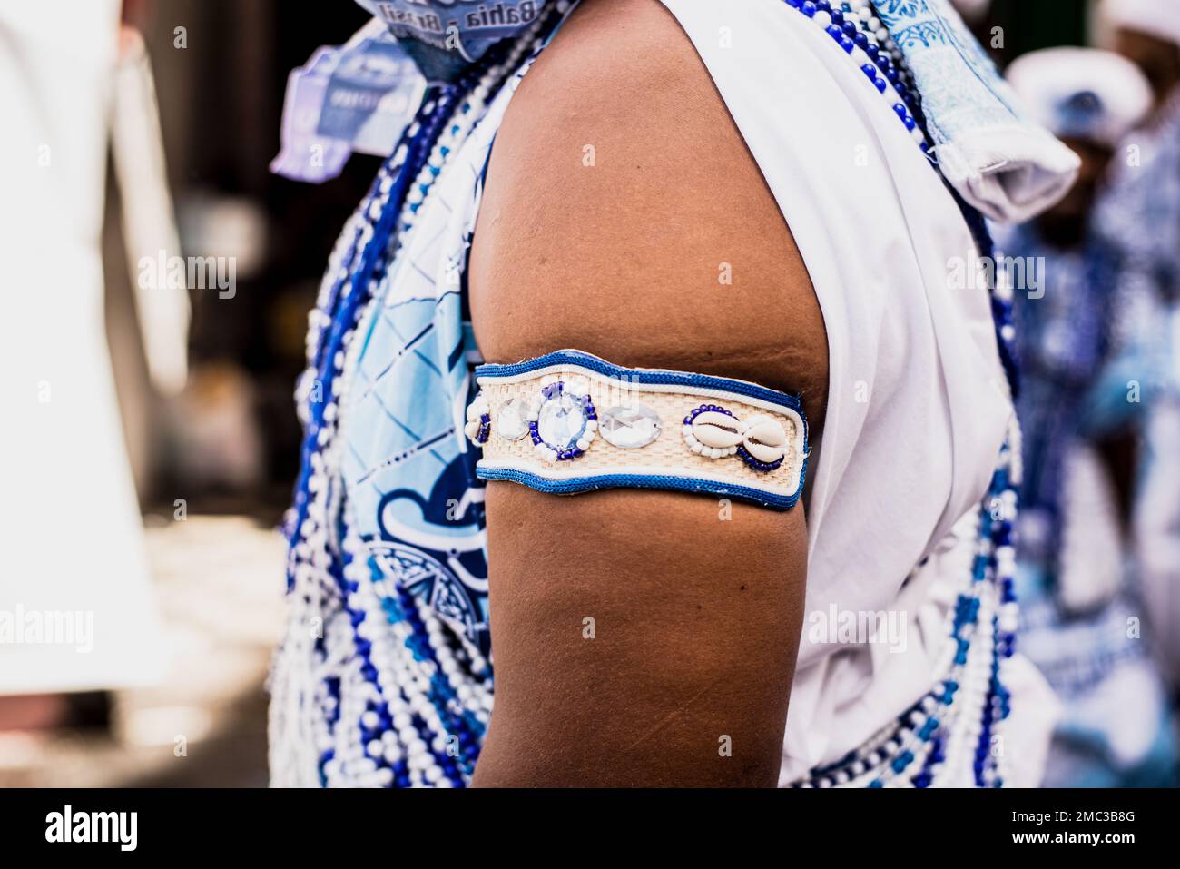 Salvador, Bahia, Brésil - 11 février 2018: Détails et accessoires des vêtements du groupe traditionnel de carnaval Filhos de Gandy qui défilent dans la str Banque D'Images