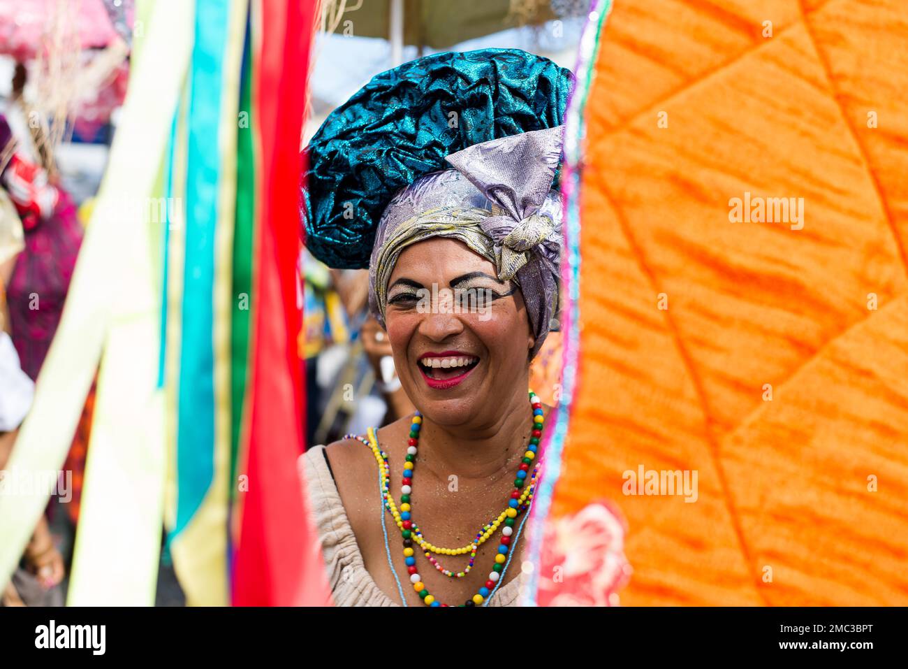 Salvador, Bahia, Brésil - 11 février 2018: On voit des gens marcher à Pelourinho pendant le Carnaval de Salvador, Bahia. Banque D'Images