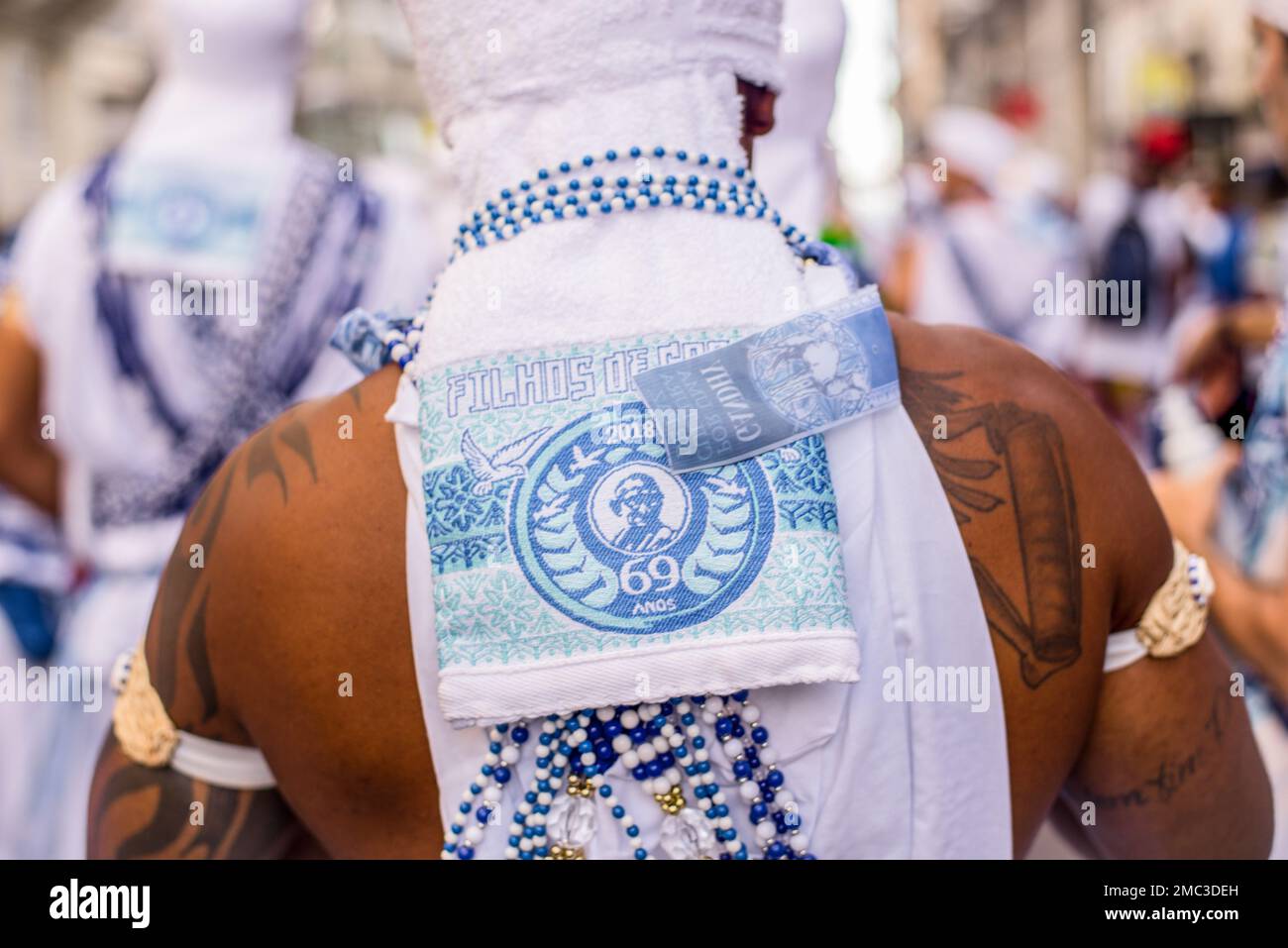 Salvador, Bahia, Brésil - 11 février 2018: Détails et accessoires des vêtements du groupe traditionnel de carnaval Filhos de Gandy qui défilent dans la str Banque D'Images