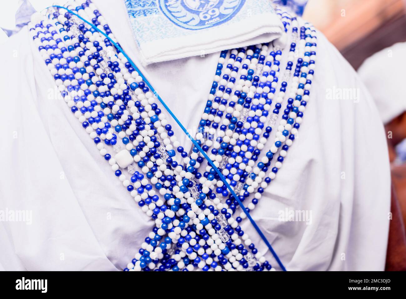 Salvador, Bahia, Brésil - 11 février 2018: Détails et accessoires des vêtements du groupe traditionnel de carnaval Filhos de Gandy qui défilent dans la str Banque D'Images