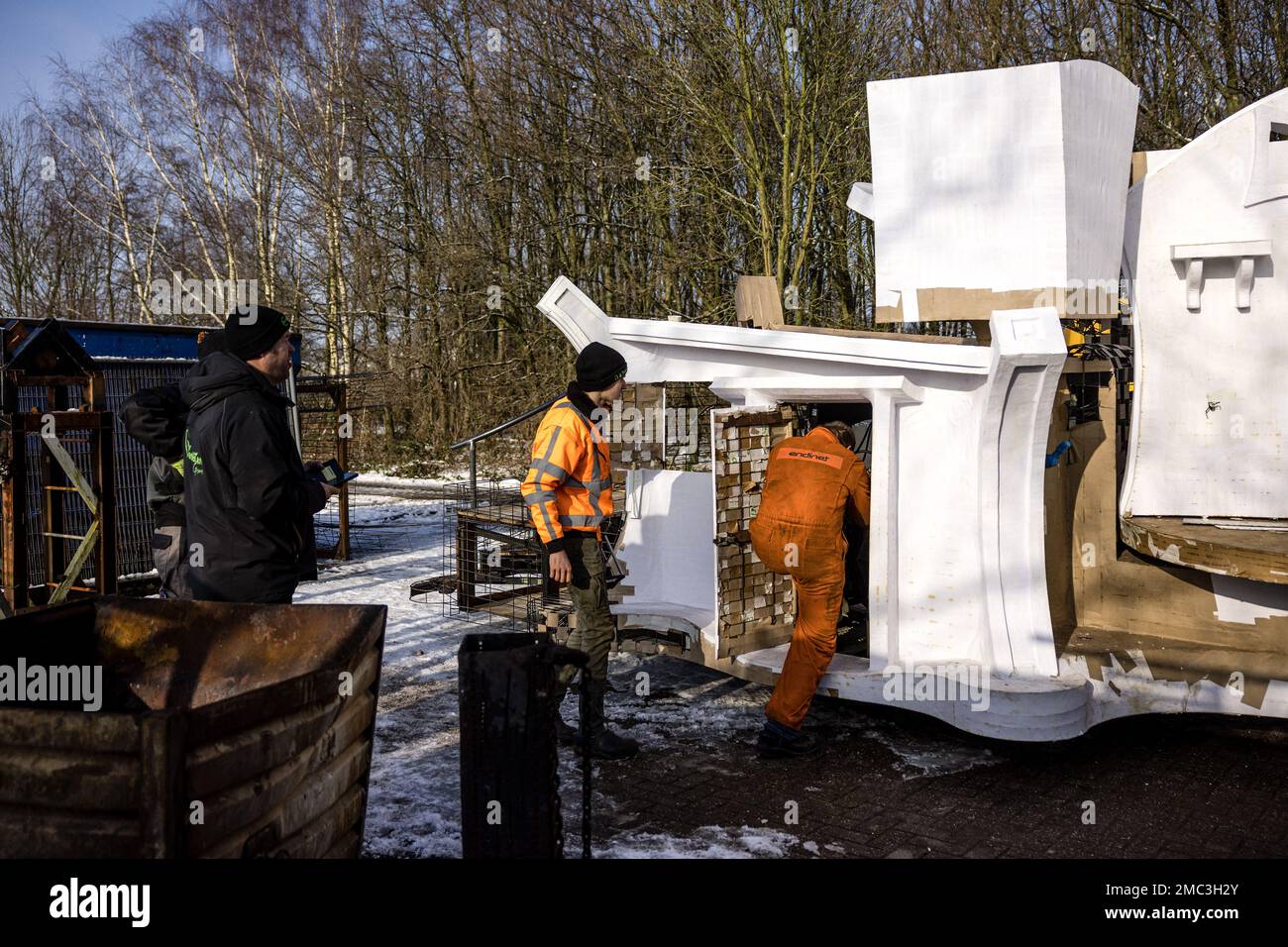 OIRSCHOT - les membres d'une association de carnaval pratiquent l'assemblage d'un flotteur. Le Carnaval est célébré dans le sud du pays en février. ANP ROB ENGELAAR pays-bas - belgique OUT crédit: ANP/Alay Live News Banque D'Images