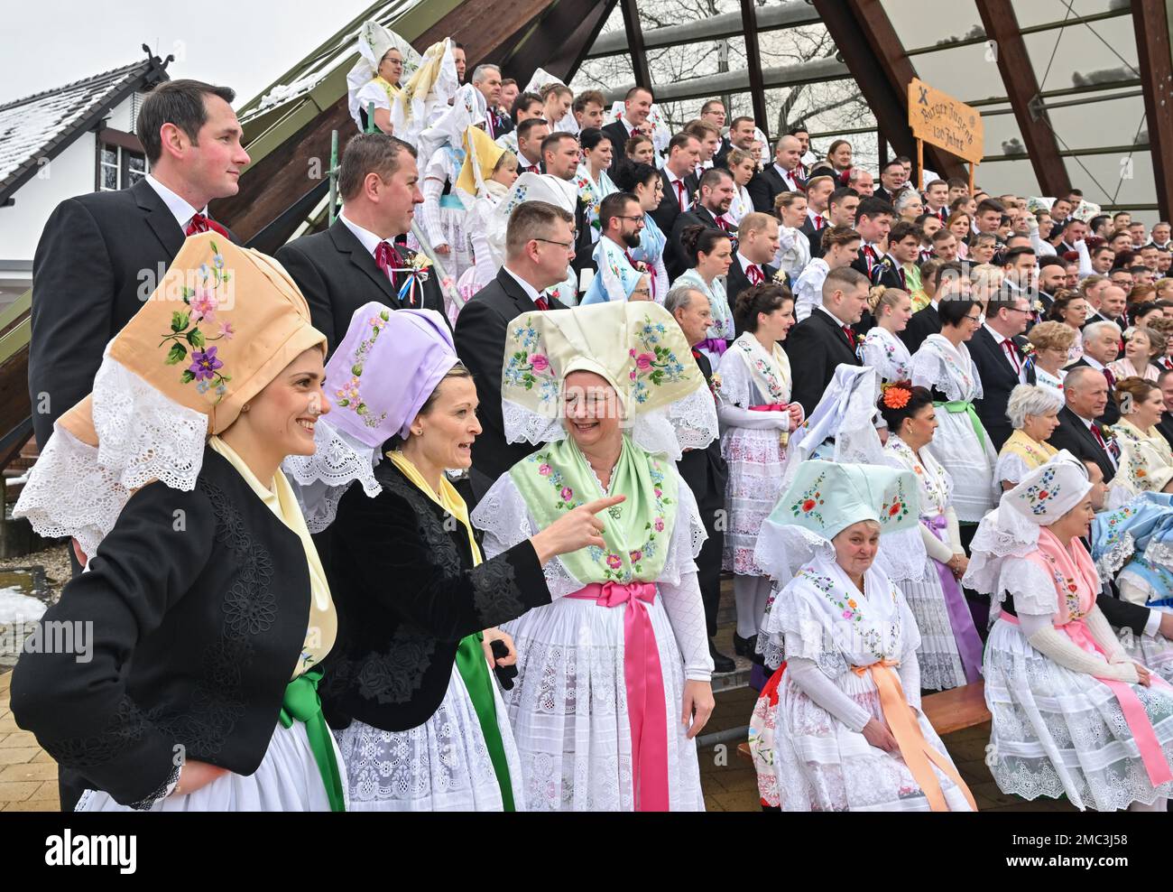 Burg, Allemagne. 21st janvier 2023. Les jeunes et les vieux couples se ...
