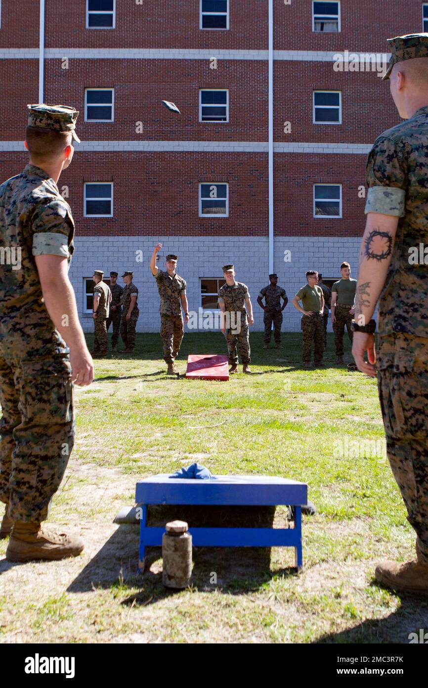 ÉTATS-UNIS Marines avec 2D Bataillon, 2D Marine Regiment, 2D Marine Division, joue le trou de maïs pendant la journée amenez votre enfant au travail au camp Lejeune, Caroline du Nord, 24 juin 2022. La journée amenez votre enfant au travail est une expérience d'immersion qui permet aux membres de la famille de participer aux activités que leur membre du service effectue quotidiennement. Le but de l'événement était de promouvoir la cohésion de l'unité, le moral, l'esprit de corps et de renforcer les liens avec les membres de la famille des membres du service au sein de l'unité. Banque D'Images