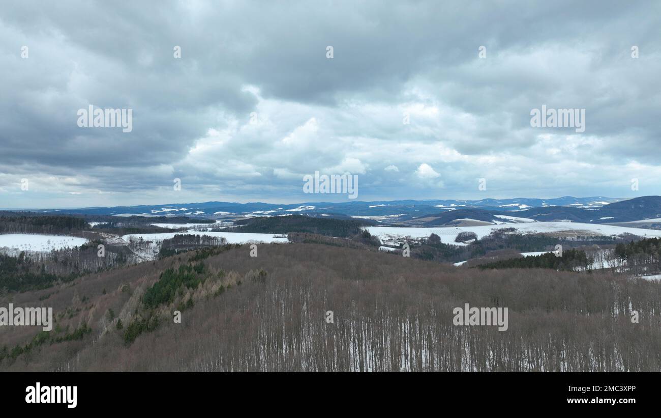 Forêt montagne hêtres neige Bile Karpaty UNESCO neige chute biosphère réserve White Carpates Tchèque prés drone colline aérienne neige givre hiver Bil Banque D'Images