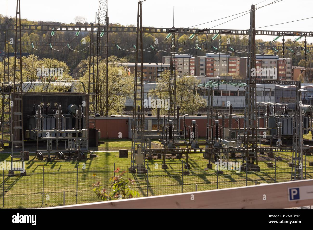 Göteborg, Suède - 01 mai 2022: Transformateur électrique près des maisons d'appartements Banque D'Images