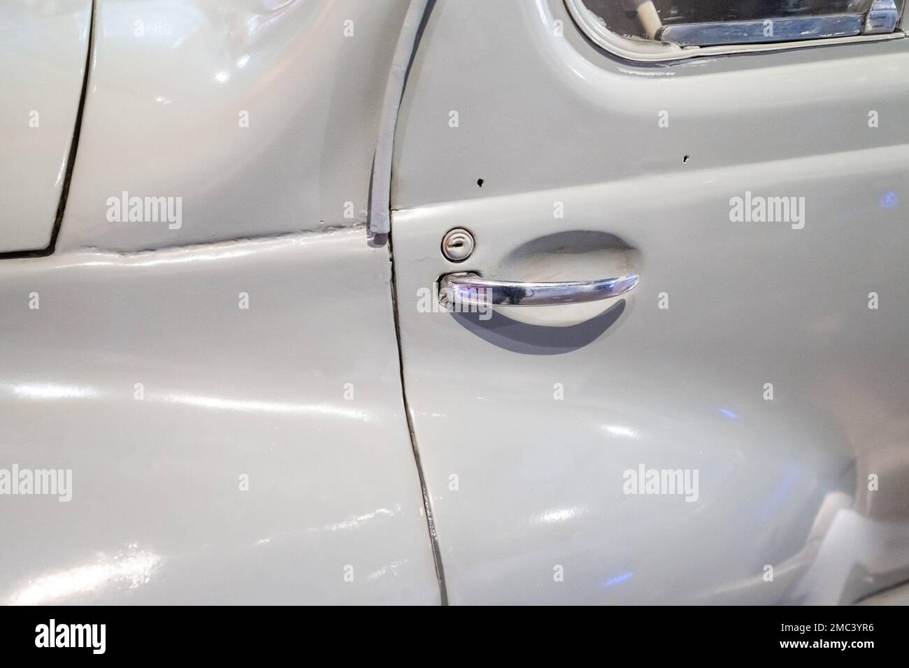 Malmö, Suède - 09 juillet 2022 : poignée de porte d'une voiture d'époque blanche Banque D'Images