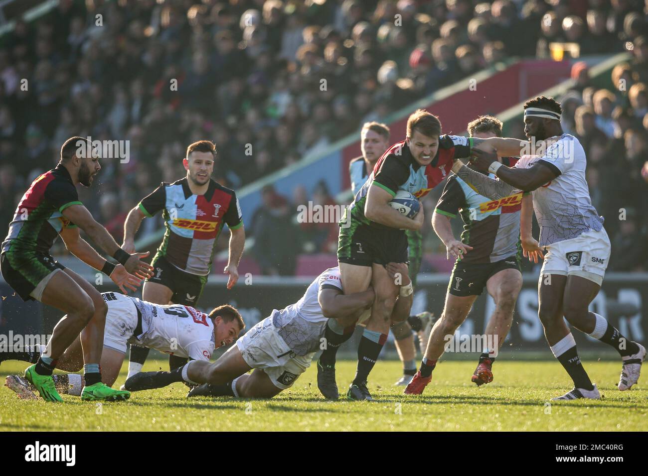 Stephan Lewies de Harlequins avec Ben Tapuai et Siya Kolisi des requins de la cellule C lors du match de la coupe des champions Heineken à Twickenham Stoop, Londres. Date de la photo: Samedi 21 janvier 2023. Banque D'Images