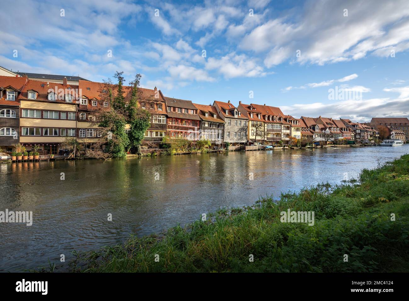 Maisons colorées à la rive de Linker Regnitzarm - Bamberg, Bavière, Allemagne Banque D'Images