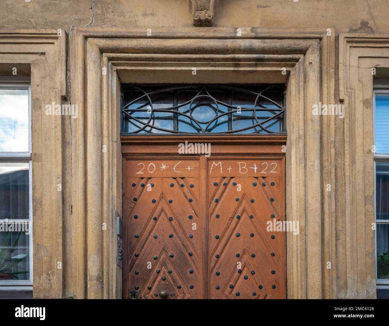 Vieille porte avec inscriptions à la craie pour cracher la porte Epiphanie bénédiction traditionnelle Banque D'Images