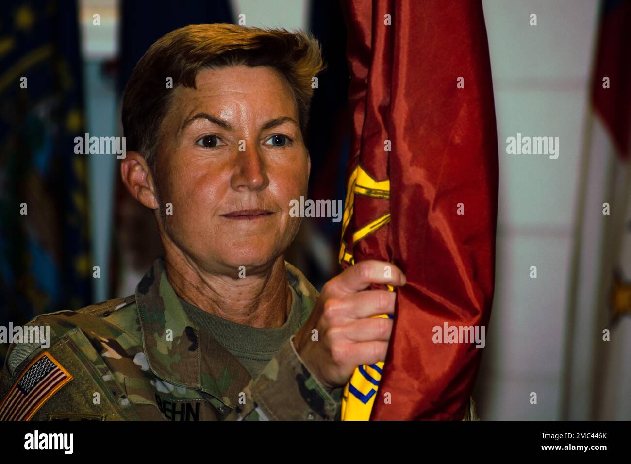 Le colonel Beth A. Behn accepte les États-Unis Les couleurs du corps de transport de l’armée du général Mark T. Simerly, commandant du soutien des armes combiné et du commandant général de fort Lee, lors d’une cérémonie d’accession au commandement 24 juin dans l’auditorium “Doc” Washburn de Wylie Hall, à fort Lee, en Virginie. Behn a remplacé le colonel Frederick L. Crist qui est parti en mai pour devenir le commandant du Commandement du soutien expéditionnaire de 19th à Daegu, en Corée du Sud. Banque D'Images