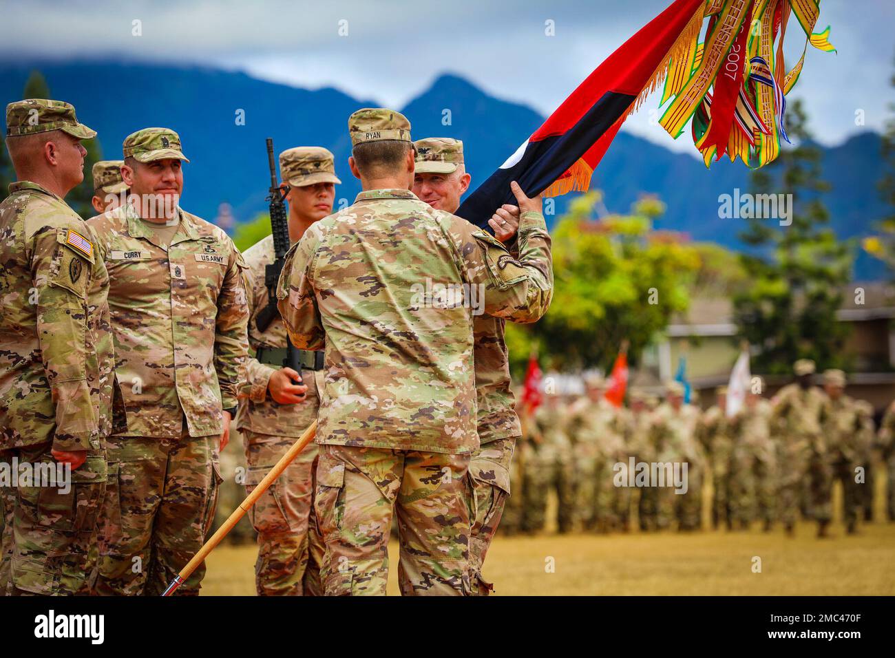 L'équipe de combat de la Brigade d'infanterie 3rd, le commandant sortant de la Division d'infanterie 25th, le colonel Josh Bookout, remet les couleurs de la brigade au commandant général de 25th ID, le général Joseph Ryan, lors de la cérémonie de passation de commandement 3IBCT entre Bookout et le commandant entrant, le colonel Rob Shaw, à la caserne Schofield, à Hawaï, 24 juin 2022. Banque D'Images