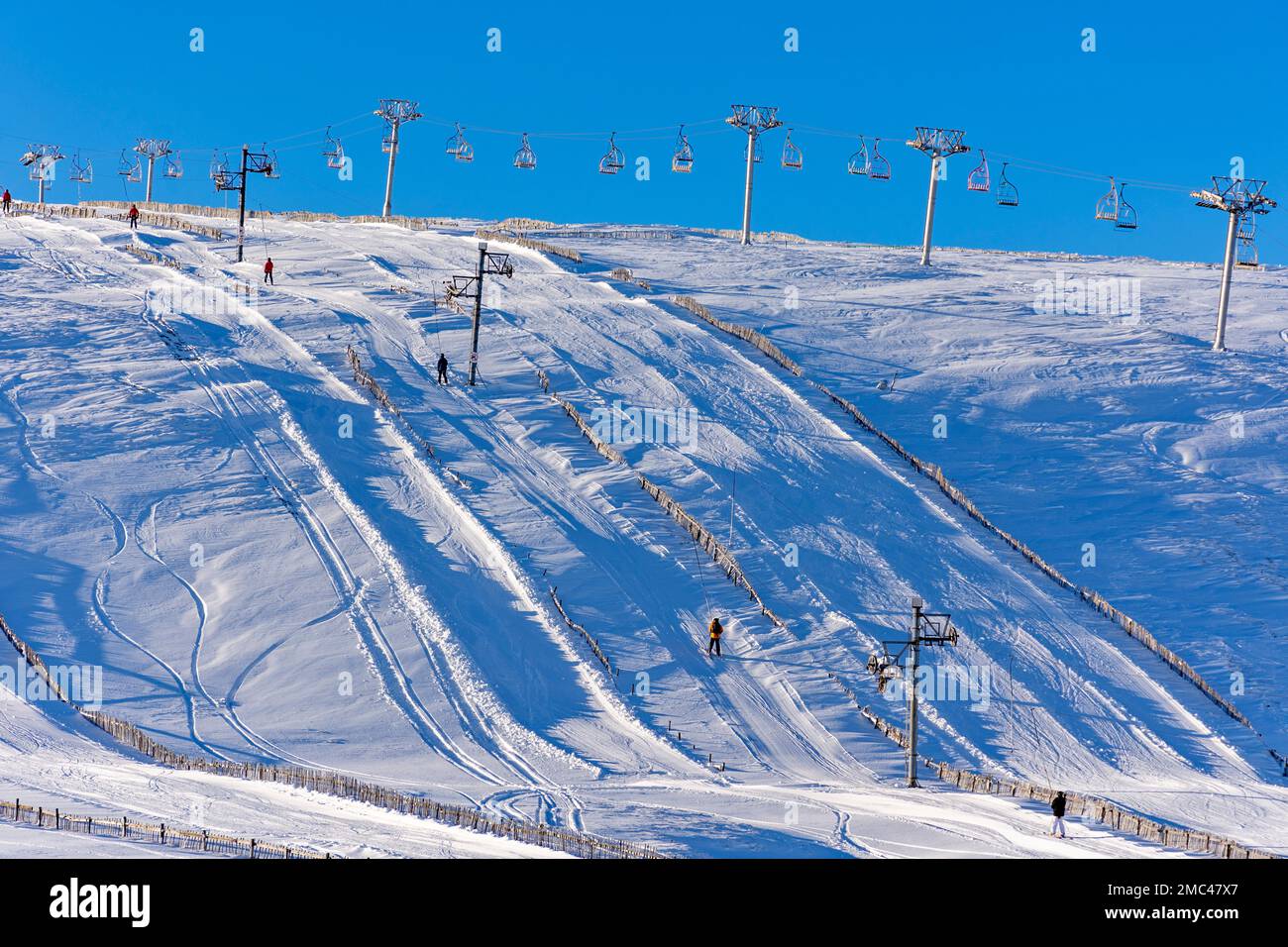 Centre de ski de Lecht Parc national de Cairngorms Écosse neige profonde le télésiège de Snowy Owl et le télésiège de Grouse avec les skieurs Banque D'Images