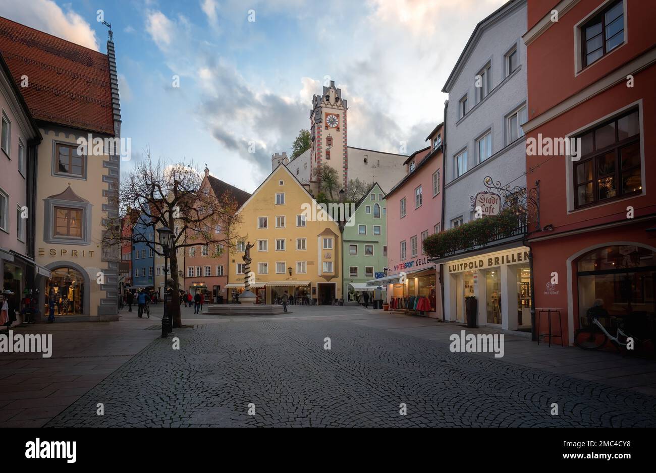 La vieille ville de Fussen (Altstadt) avec le haut château (Hohes Schloss) - Fussen, Bavière, Allemagne Banque D'Images