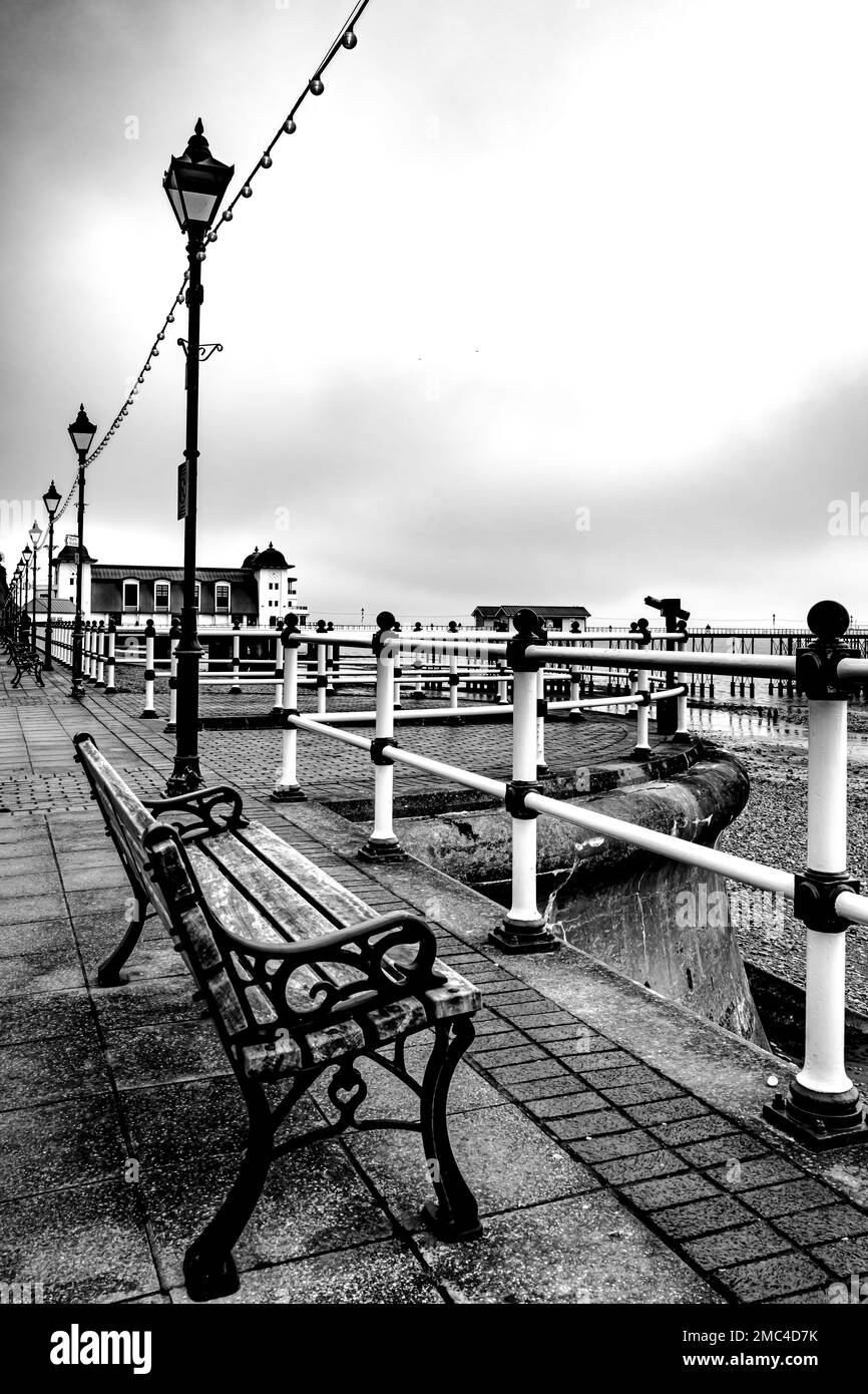 Esplanade et jetée en bord de mer, Penarth. Point de vue sur la mer (Canal de Bristol). Matin d'hiver. Ciel gris. Ambiance vintage B&W. Banque D'Images