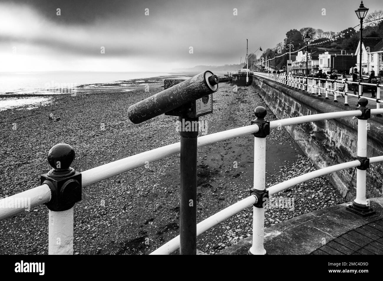 Esplanade du bord de mer, Penarth. Point de vue sur la mer (Canal de Bristol). Matin d'hiver. Ciel gris. Ambiance vintage B&W. Banque D'Images