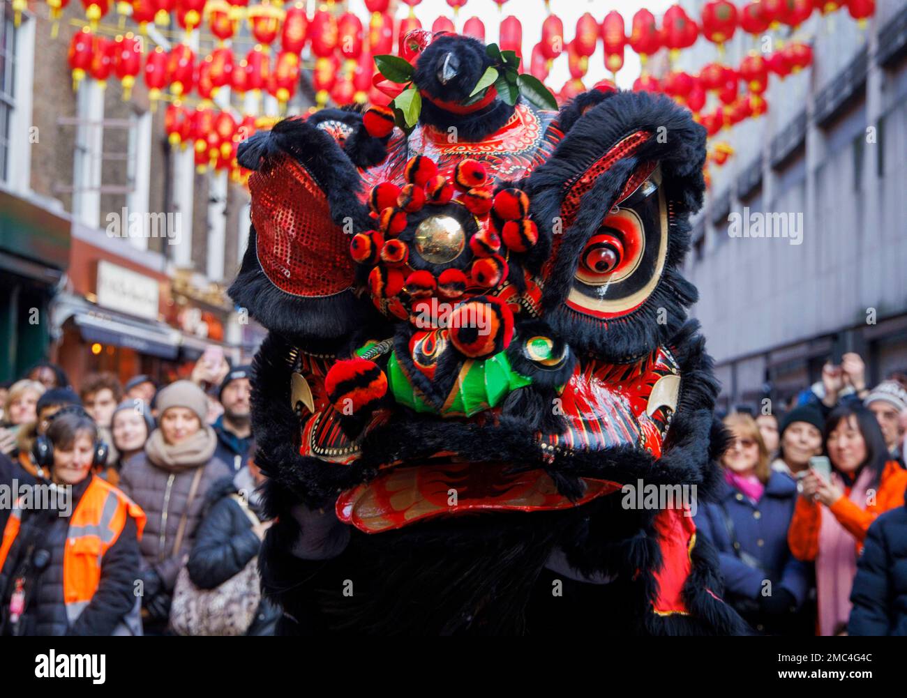 Londres, Royaume-Uni. 21st janvier 2023. Fête du nouvel an chinois à Soho, Londres. 2023 annonce dans l'année du lapin. Le Dragon bénit les magasins et cela apporte de la chance pour l'année à venir. Crédit : Mark Thomas/Alay Live News Banque D'Images