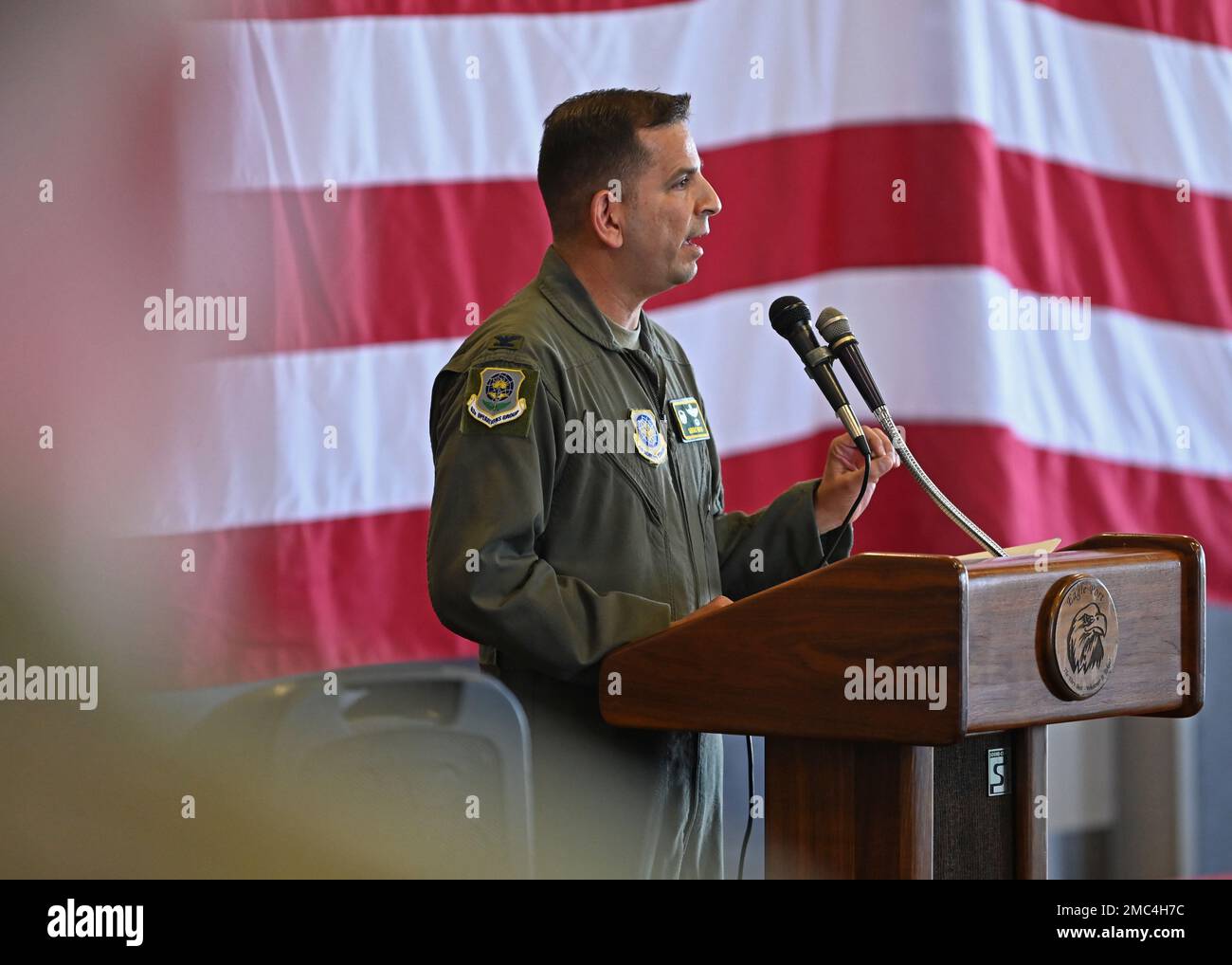 ÉTATS-UNIS Le colonel de la Force aérienne, Sergio Anaya, commandant du Groupe des opérations 62D, fait des remarques lors de la cérémonie de clôture du rodéo de Port Dawg à la base conjointe Lewis-McChord, Washington, 24 juin 2022. Quatorze équipes du monde entier ont participé à cinq événements afin de gagner l'honneur de Top Dawg : un concours de construction de palettes, un cours de compétences en chariots élévateurs de 10k, un chargement d'avion de 25k chargeurs Halvorsen, un défi de forme physique au combat et un test de connaissances du centre d'équilibre. Banque D'Images