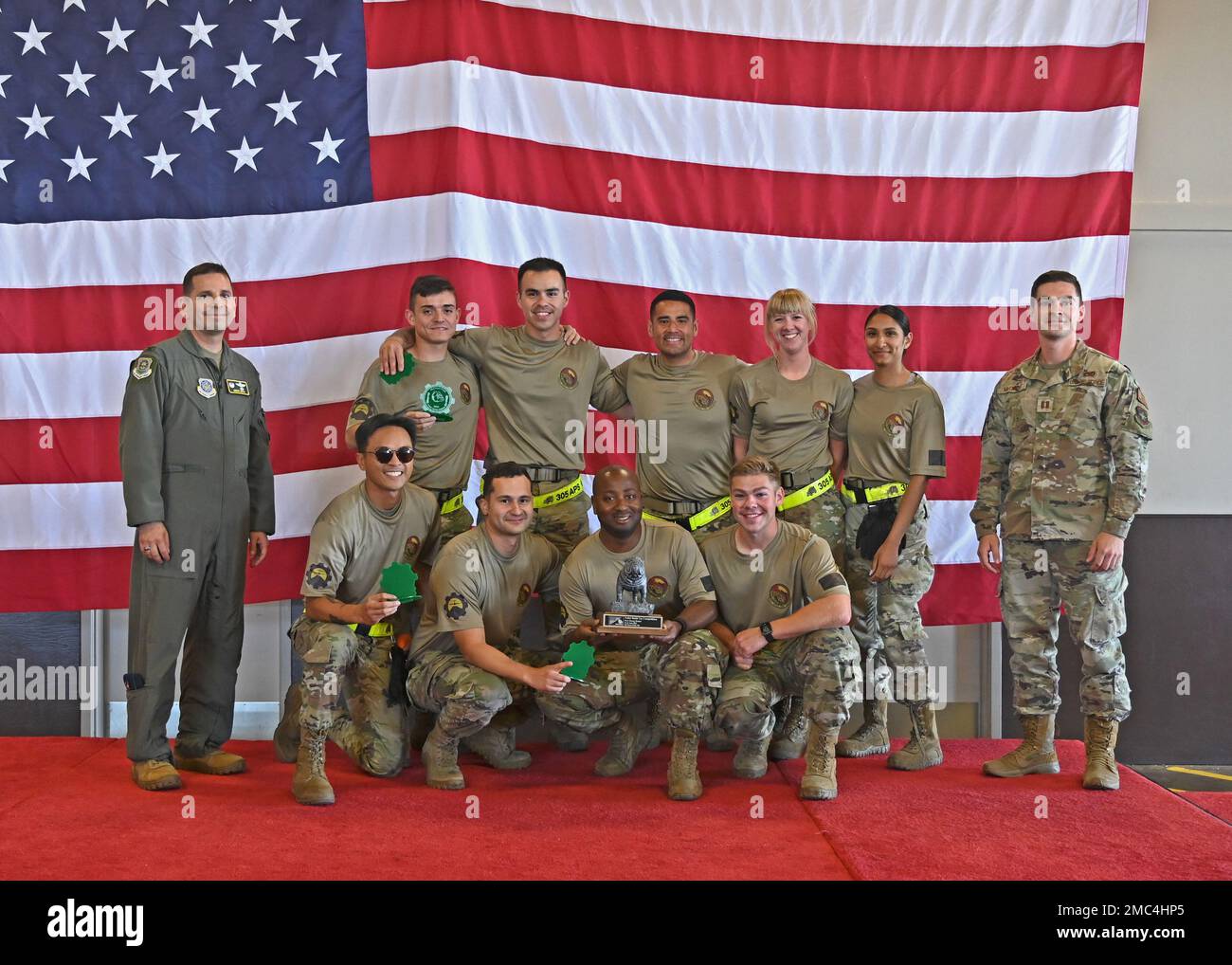 ÉTATS-UNIS Les aviateurs de l'escadron du port aérien 305th, base conjointe McGuire-dix-Lakehurst (N.J.), première équipe de la palette, posent pour une photo lors de la cérémonie de clôture du rodéo de Port Dawg à la base conjointe Lewis-McChord, Washington (24 juin 2022). Quatorze équipes du monde entier se sont réunies pour participer à une variété de défis qui ont testé les connaissances et les compétences des aviateurs de ports aériens. Banque D'Images