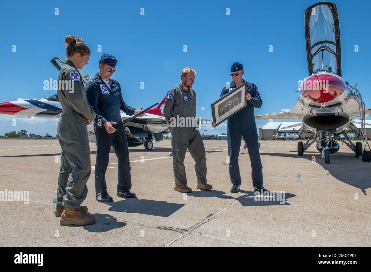 Pilotes des États-Unis L'équipe de démonstration des Thunderbirds de la Force aérienne présente les médaillés d'or olympiques, Ashley Caldwell et Justin Schoenfeld, avec des photos signées après un vol « Hometown Hero » avant les guerriers au cours du spectacle aérien et spatial de Wasatch sur 24 juin 2022 à la base aérienne de Hill, Utah. Après trois heures d’entraînement avant vol, Caldwell et Schoenfeld sont montés à bord du poste de pilotage avec deux pilotes qui ont fait l’expérience de 9G en survolant le désert ouest de l’Utah. Banque D'Images