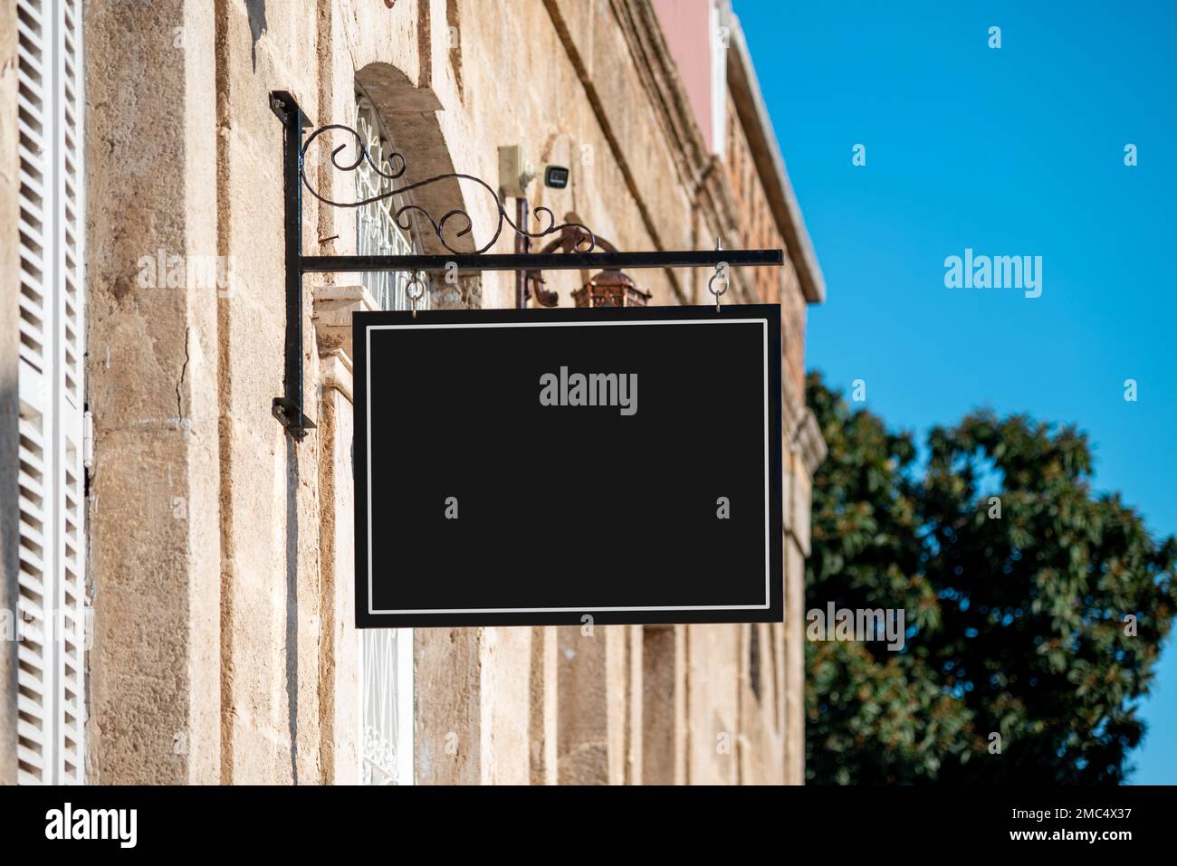 Affiche-présentoir vierge accrochée au mur du magasin dans la rue Banque D'Images