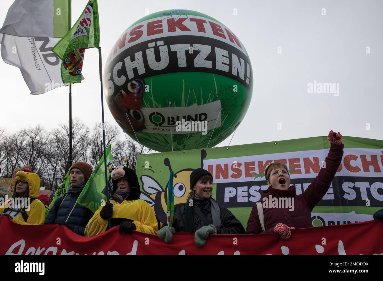 Sur 21 janvier 2023, une manifestation appelant à un changement de politique agricole a attiré plusieurs milliers de personnes dans les rues du quartier du gouvernement de Berlin. La coalition « Wir haben es satt » (nous en avons assez) a organisé la manifestation, qui a appelé à un système agricole respectueux de l'environnement et socialement responsable, axé sur l'agriculture à petite échelle, le traitement humain des animaux, la protection du climat et les aliments qui n'ont pas été génétiquement modifiés. En outre, les manifestants ont exigé des prix justes pour les agriculteurs, ainsi que des avantages sociaux et une expansion de la quantité de terres consacrées au culte Banque D'Images