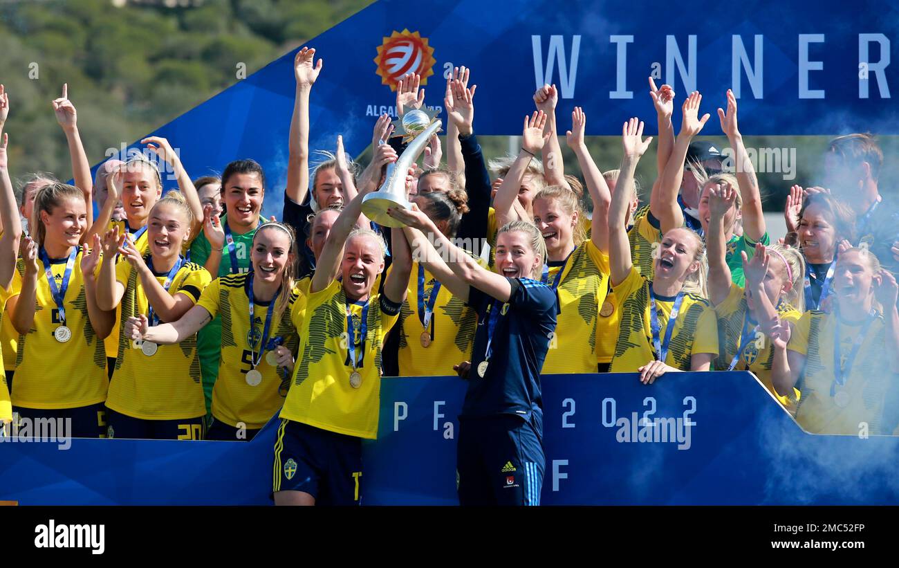 Sweden's Caroline Seger, foreground left, and Linda Sembrant hold up the trophy at the end of the Algarve Cup women's soccer final match between Sweden and Italy at the Lagos Municipal stadium in Lagos, Portugal, Wednesday, Feb. 23, 2022. Sweden won 6-5 in a penalty shootout after the match ended tied 1-1. (AP Photo/Joao Matos) Banque D'Images