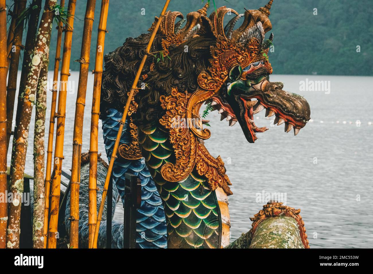Dragon de Pura Ulun Danu Bratan au lever du soleil, célèbre temple sur le lac, Bedugul, Bali, Indonésie. Banque D'Images