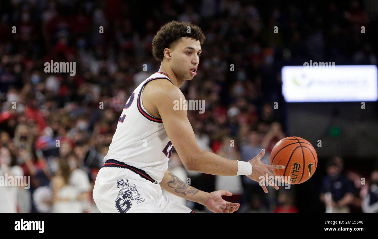Gonzaga forward Anton Watson passes the ball during the first half of an NCAA college basketball game against Santa Clara, Saturday, Feb. 19, 2022, in Spokane, Wash. (AP Photo/Young Kwak) Banque D'Images