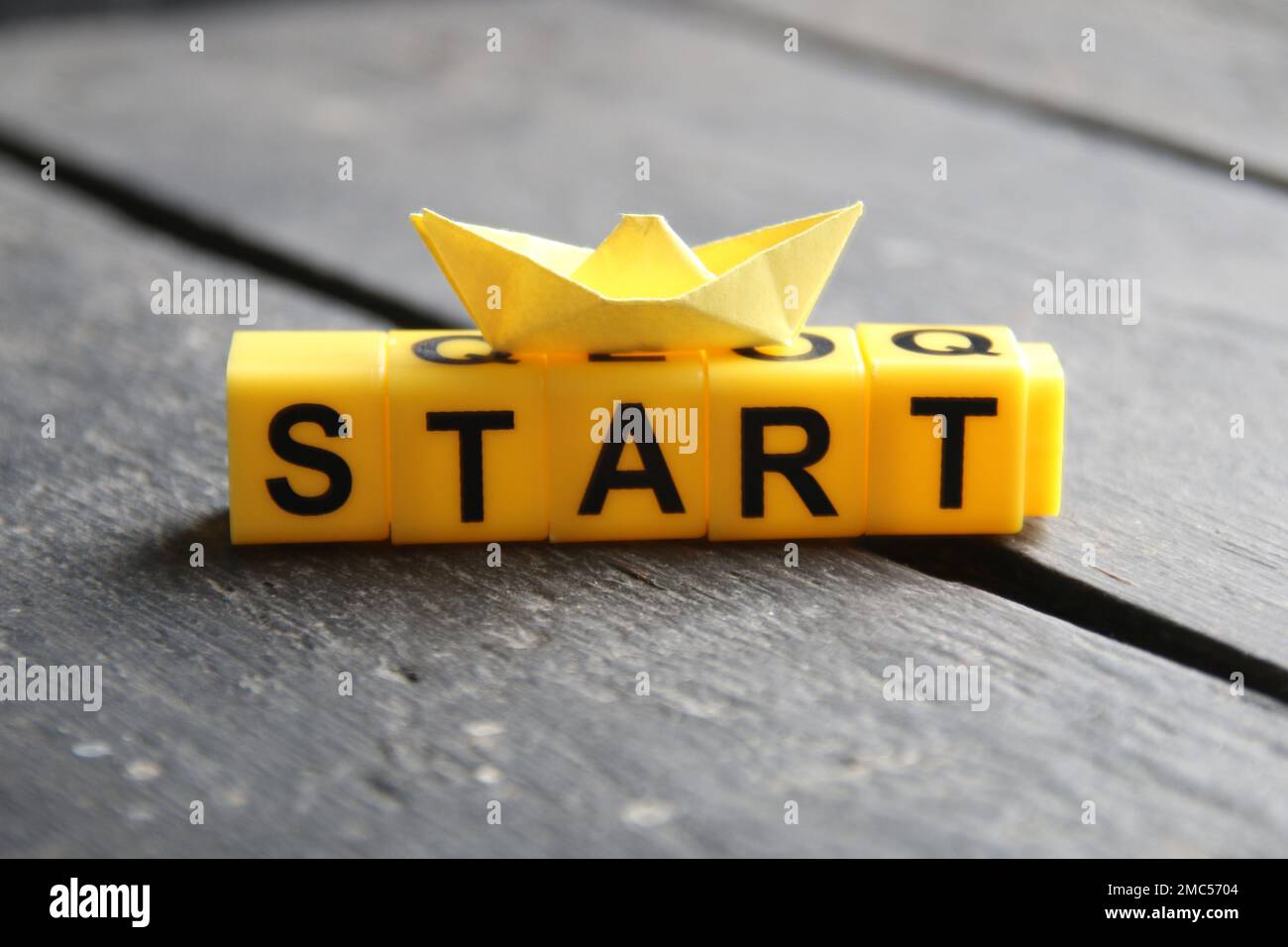 Concept de départ, inscription sur des cubes jaunes. Banque D'Images