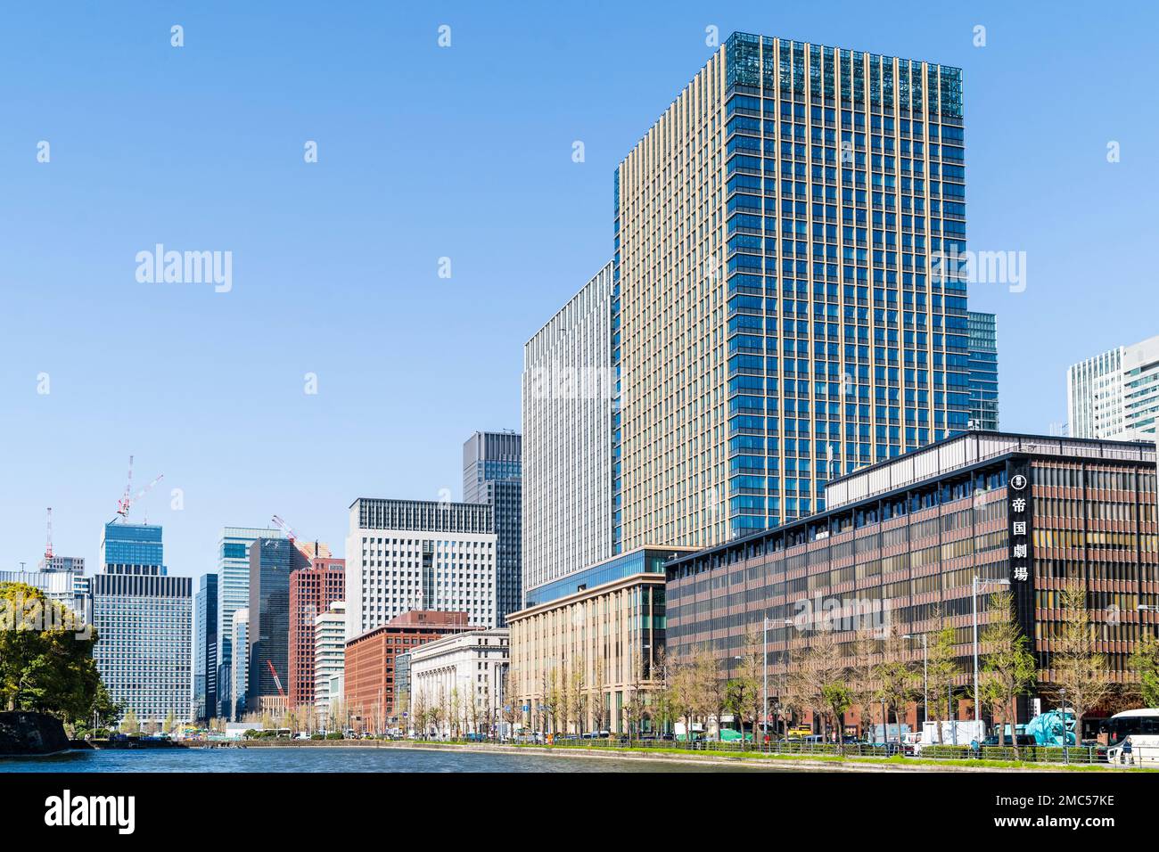 Rangée de blocs de bureaux le long de la lande du Palais impérial, Tokyo. Le nouveau bâtiment international Marunouchi et le bâtiment Shin Tokyo et d'autres. Banque D'Images