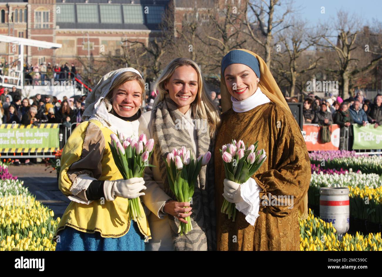 La championne olympique néerlandaise Irene Schouten (C) pose avec des femmes habillées comme peintre néerlandais de l'âge d'or Johannes Vermeer's Girl avec un tableau de perles d'oreille (R) et la Milkmaid (L) pendant la nouvelle saison de tulipe au Museumplain à 21 janvier 2023 à Amsterdam, pays-Bas. Aujourd'hui marque le début officiel de la saison de la tulipe avec un jardin spécial de cueillette de tulipes où les gens peuvent cueillir des tulipes gratuitement. Cette année ont une célébration supplémentaire, le 10th anniversaire du jardin de cueillette, organisé par les producteurs de tulipes néerlandais, Museumplein d'Amsterdam est rempli d'environ 200 000 tulipes. Ces tulipes sont spécialement Banque D'Images
