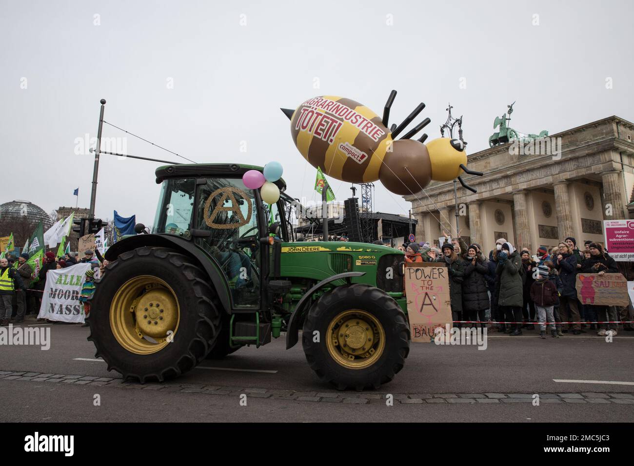 Berlin, Allemagne. 21st janvier 2023. Sur 21 janvier 2023, une manifestation appelant à un changement de politique agricole a attiré plusieurs milliers de personnes dans les rues du quartier du gouvernement de Berlin. La coalition ''Wir haben es satt'' (nous en avons eu assez) a organisé la manifestation, qui a appelé à un système agricole respectueux de l'environnement et socialement responsable, axé sur l'agriculture à petite échelle, le traitement humain des animaux, la protection du climat et les aliments qui n'ont pas été génétiquement modifiés. En outre, les manifestants ont exigé des prix justes pour les agriculteurs, ainsi que des avantages sociaux et une expansion Banque D'Images