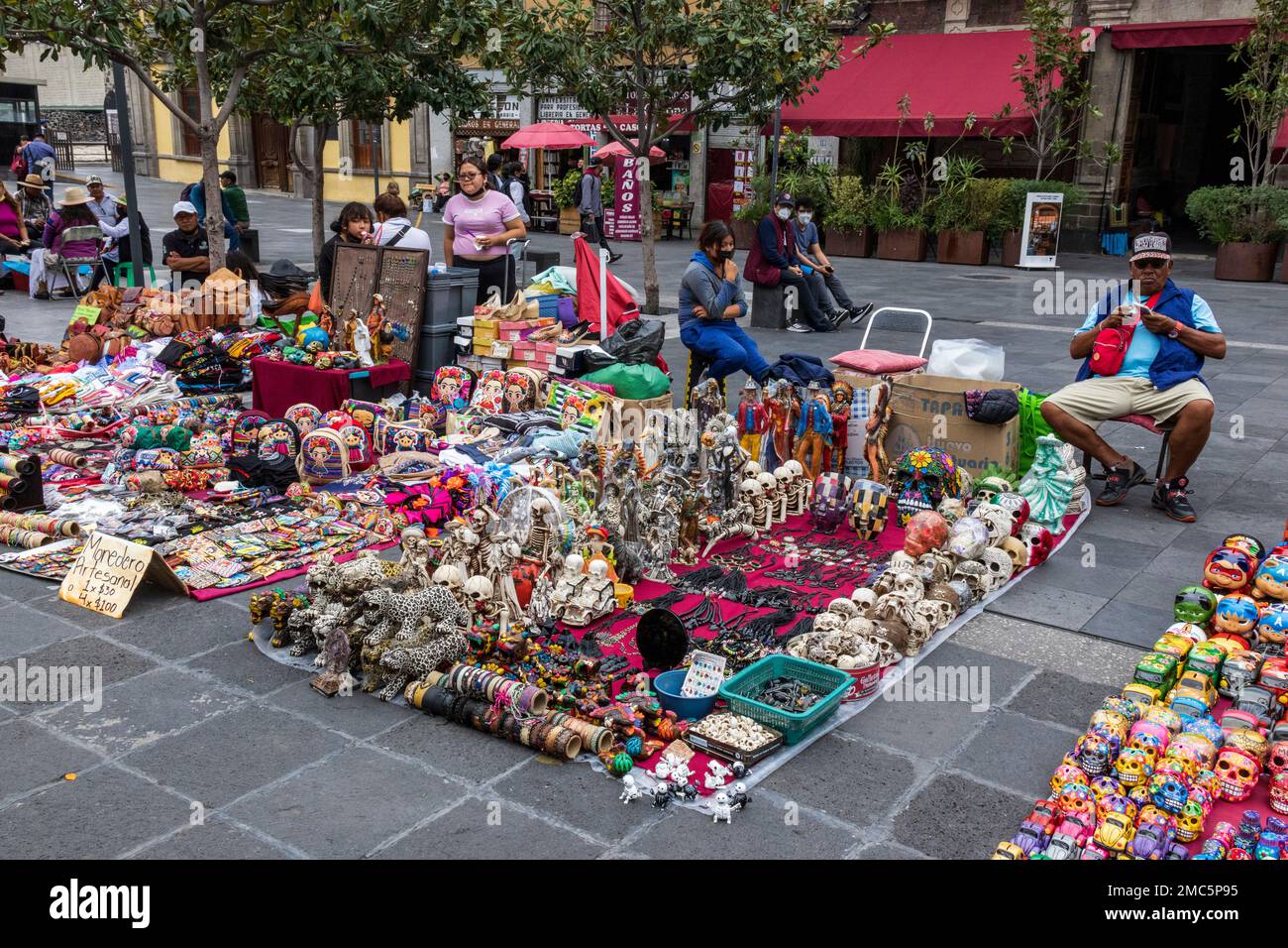 Vendeurs vendant des souvenirs et des marchandises colorés à Mexico, Mexique, Amérique du Nord, Amérique Banque D'Images