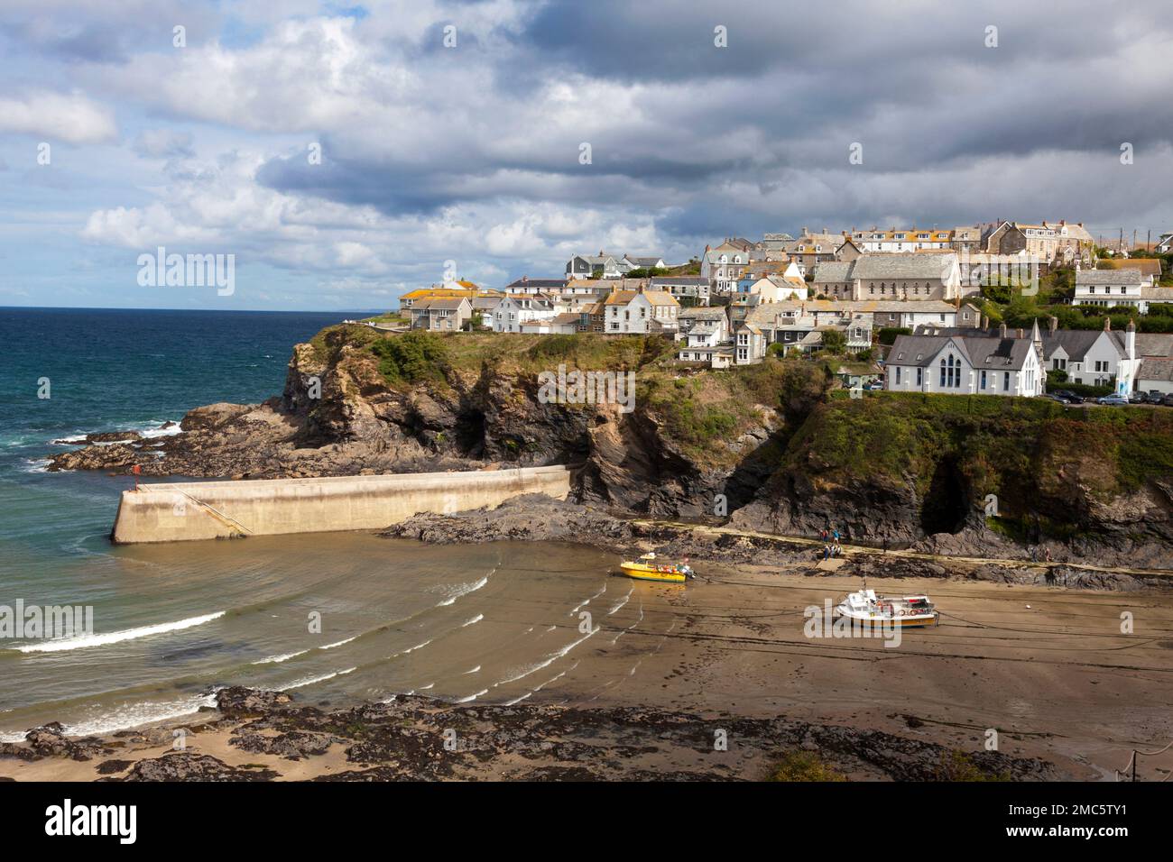 Des nuages de tempête se rassemblent au-dessus du port de Port Isaac, Cornwall, Angleterre, Royaume-Uni Banque D'Images
