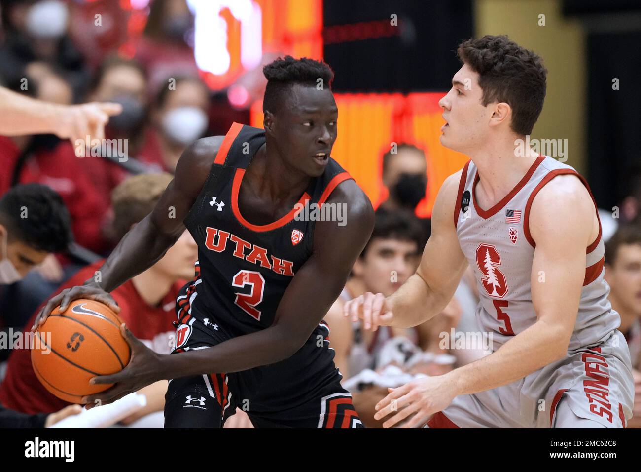Utah guard Both Gach (2) is defended by Stanford guard Michael O'Connell (5) during the first half of an NCAA college basketball game in Stanford, Calif., Thursday, Feb. 17, 2022. (AP Photo/Darren Yamashita) Banque D'Images