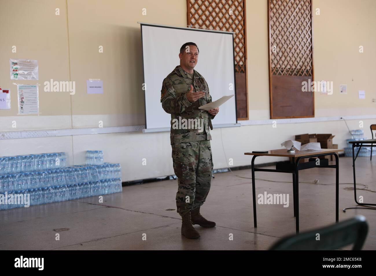 ÉTATS-UNIS L'aumônier de l'armée (lieutenant-colonel) Russ Boyd, 311th Commandement du soutien expéditionnaire, s'adresse à sa congrégation à Agadir, au Maroc, au 25 juin 2022, pendant le Lion africain 22. African Lion 22 est américain L'exercice annuel le plus important, le plus important, conjoint, du Commandement de l'Afrique organisé par le Maroc, le Ghana, le Sénégal et la Tunisie, 6 juin - 30. Plus de 7 500 participants de 28 pays et de l'OTAN s'entraînent ensemble en mettant l'accent sur l'amélioration de la préparation des forces américaines et des forces nationales partenaires. AL22 est un exercice conjoint de tous les domaines, multi-composants et multinational, employant une gamme complète de capacités de mission avec le but de renforcer dans Banque D'Images