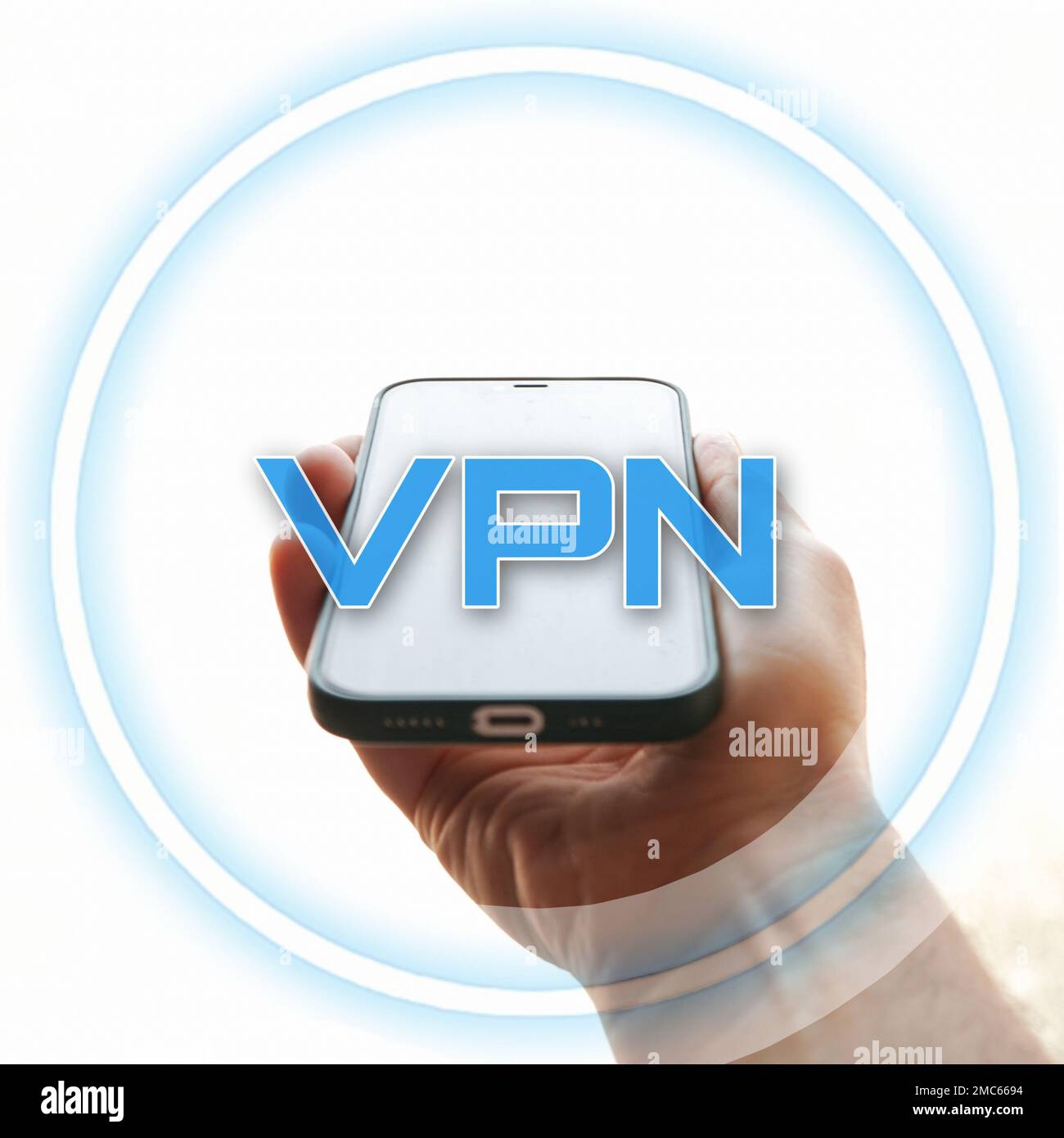 main tenant un smartphone avec le symbole vpn à l'écran Banque D'Images