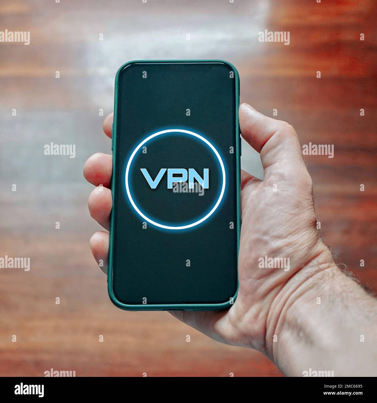 main tenant un smartphone avec le symbole vpn à l'écran Banque D'Images