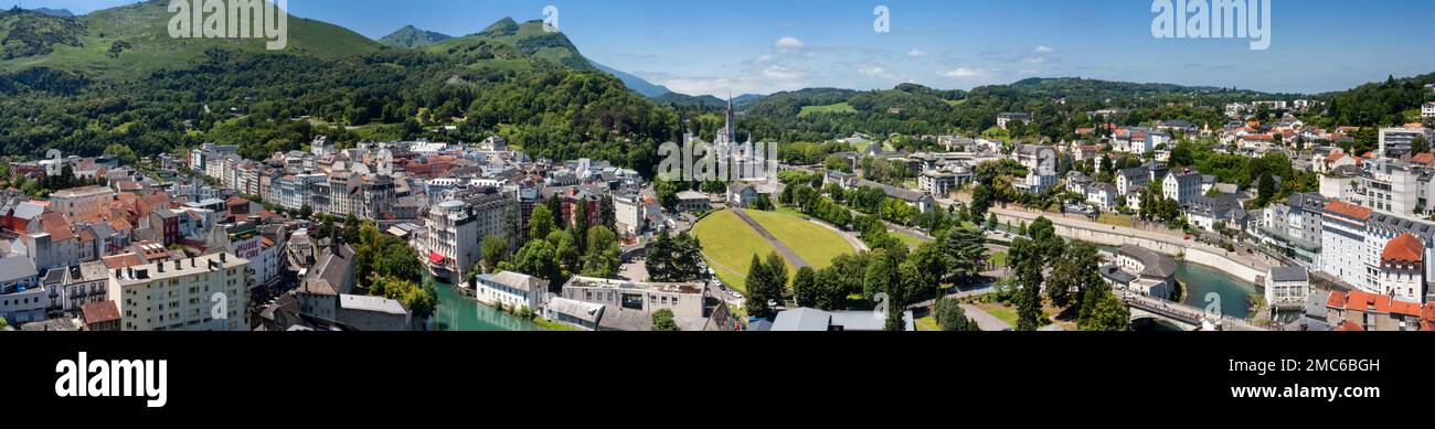 Vue panoramique sur la ville de Lourdes - le Sanctuaire de notre-Dame de Lourdes, les Hautes-Pyrénées en occitanie en France Banque D'Images