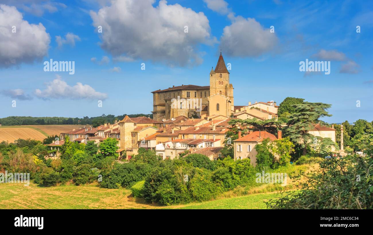 Paysage d'été - vue sur le village de Lavardens, dans la province historique de Gascogne, la région de l'Occitanie du sud-ouest de la France Banque D'Images
